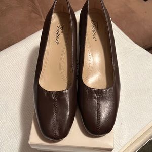 Trotters Ladies Brown Shoes. .  Size 8.5M. 1.5inch heel
